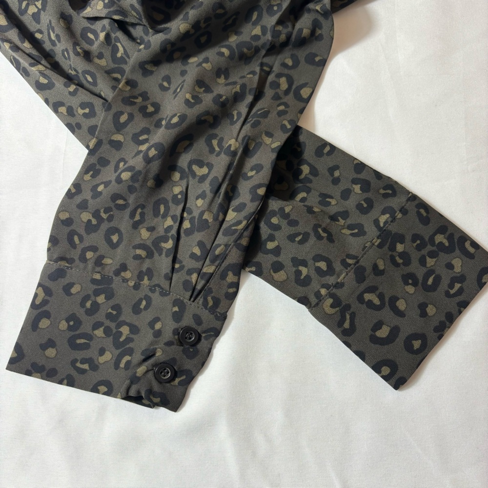 Chelsea & Theodore Leopard Print Blouse Long Sleeve Button Up Top Gray Size S - Picture 5 of 12